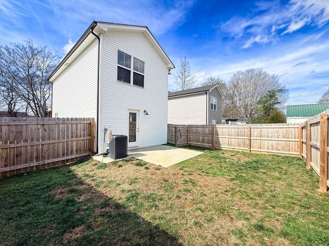 943 Wall St, Clarksville, TN 37040