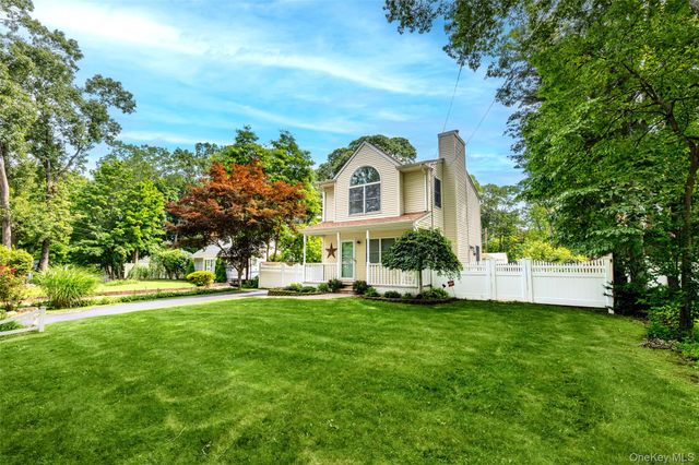 28 Roanoke Road, Sound Beach, NY 11789