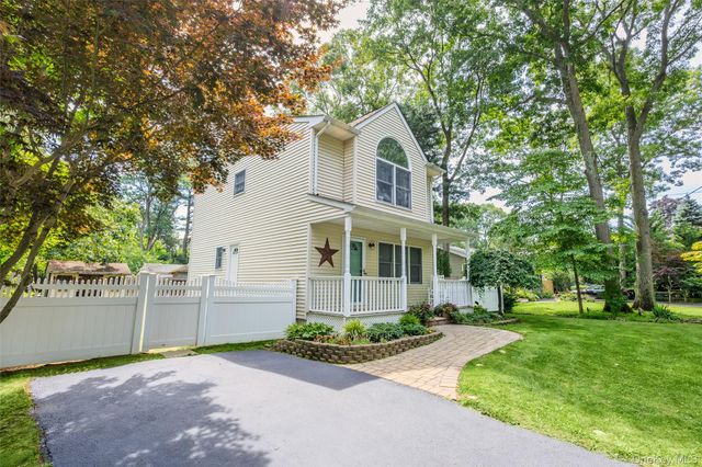 28 Roanoke Road, Sound Beach, NY 11789