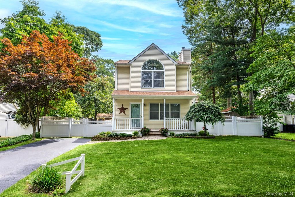 28 Roanoke Road, Sound Beach, NY 11789