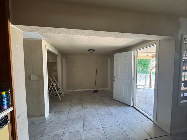 1301 Sharondale Street, Fort Worth, TX 76115