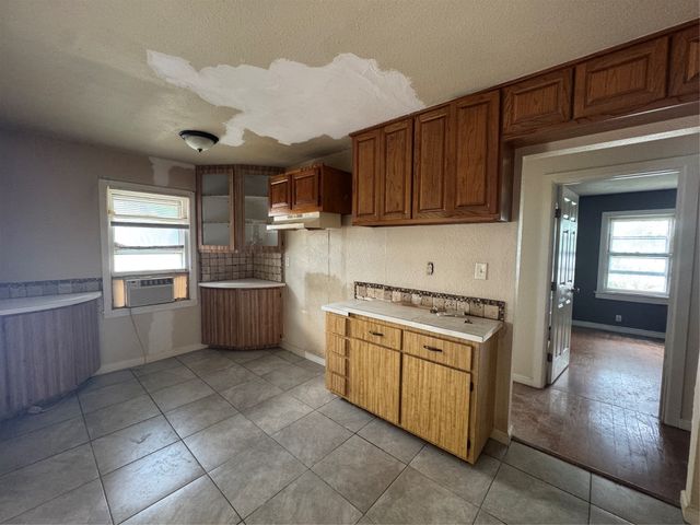 1301 Sharondale Street, Fort Worth, TX 76115