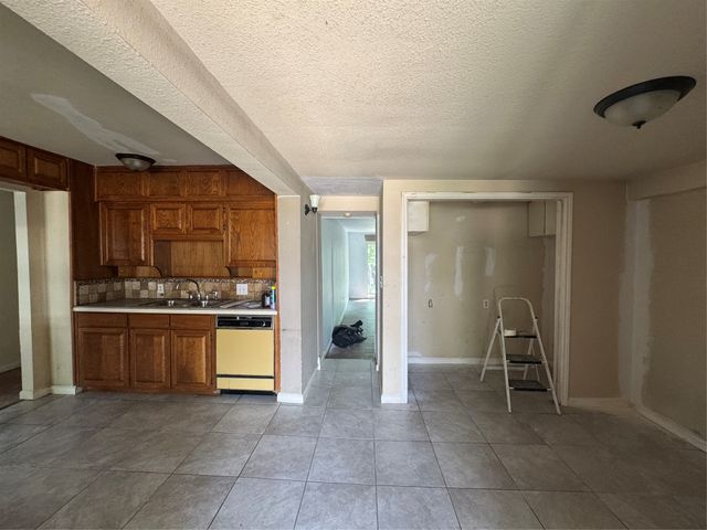 1301 Sharondale Street, Fort Worth, TX 76115