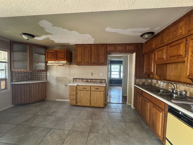 1301 Sharondale Street, Fort Worth, TX 76115