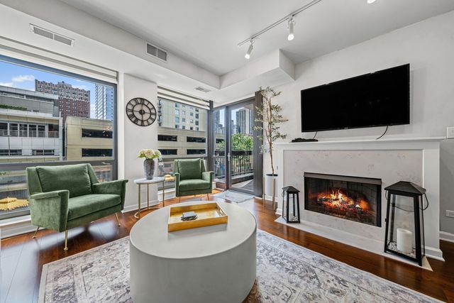 1212 N Wells Street 202, Chicago, IL 60610