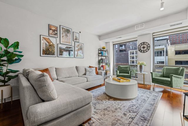 1212 N Wells Street 202, Chicago, IL 60610