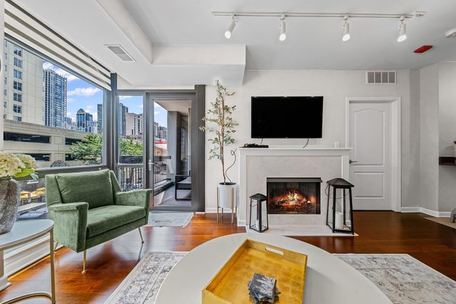 1212 N Wells Street 202, Chicago, IL 60610