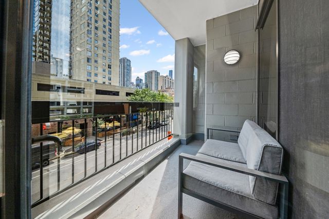 1212 N Wells Street 202, Chicago, IL 60610