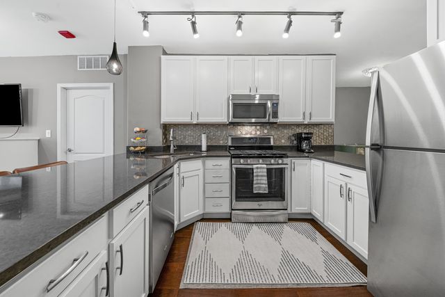 1212 N Wells Street 202, Chicago, IL 60610