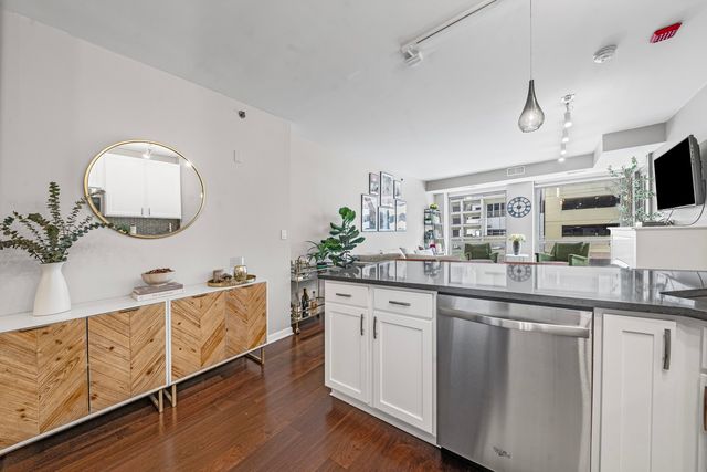 1212 N Wells Street 202, Chicago, IL 60610