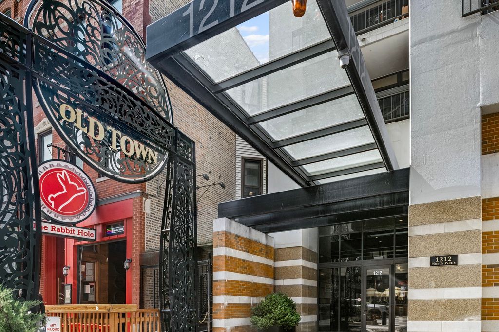 1212 N Wells Street 202, Chicago, IL 60610