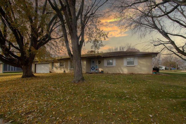 2 Riverdale CIRCLE, Watertown, WI 53094