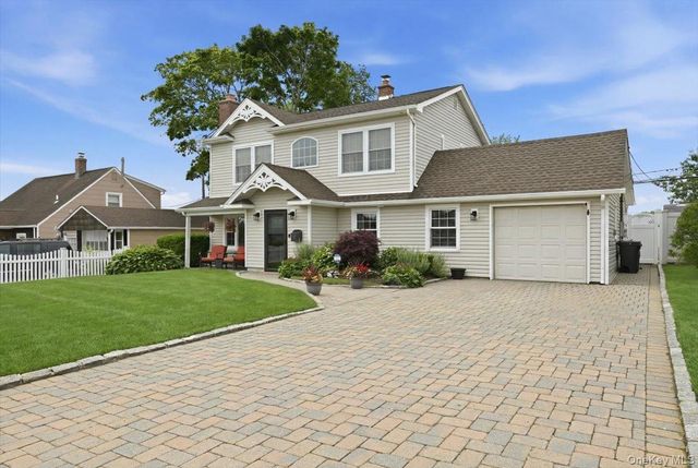16 Penny Lane, Levittown, NY 11756
