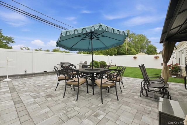 16 Penny Lane, Levittown, NY 11756