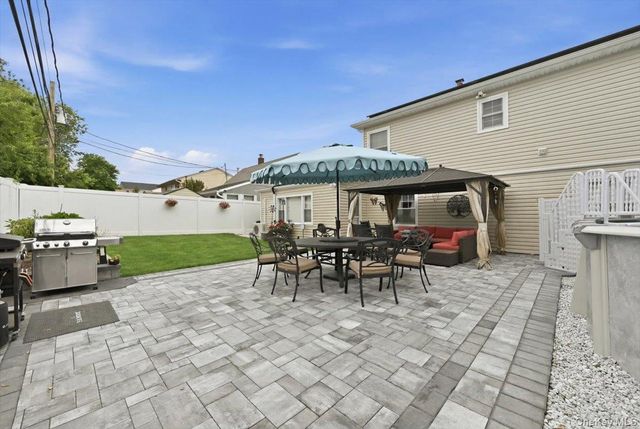 16 Penny Lane, Levittown, NY 11756