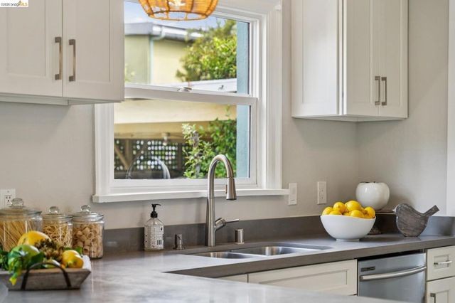 3060 Dakota St, Oakland, CA 94602