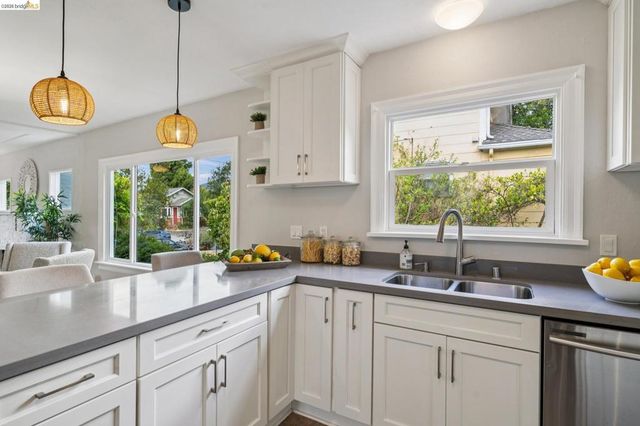 3060 Dakota St, Oakland, CA 94602