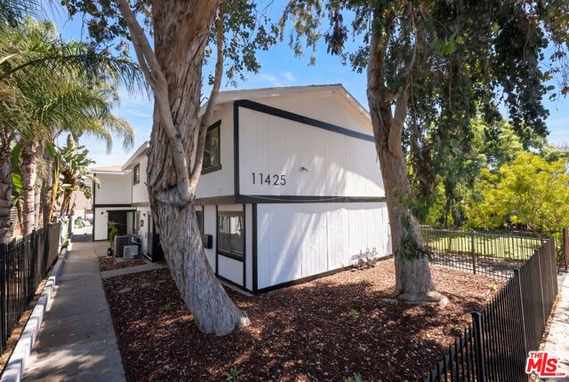 11425 Tiara Street, Los Angeles, CA 91601