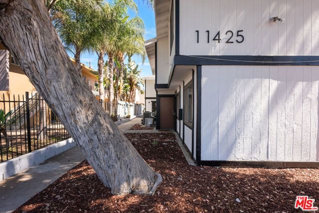 11425 Tiara Street, Los Angeles, CA 91601