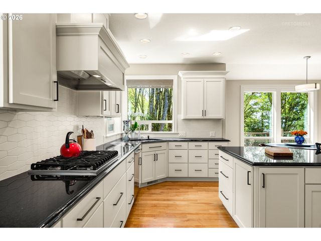 9522 Nw SKYVIEW Dr, Portland, OR 97231