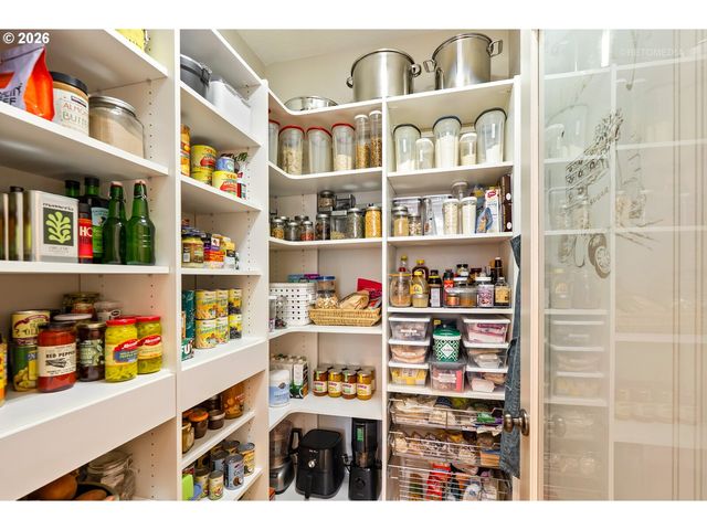 9522 Nw SKYVIEW Dr, Portland, OR 97231