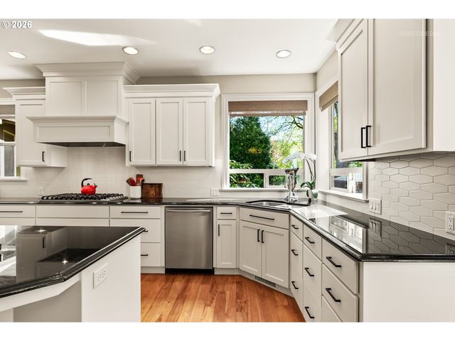 9522 Nw SKYVIEW Dr, Portland, OR 97231