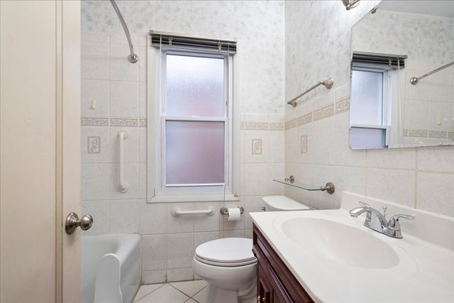 6520 N Fairfield Avenue, Chicago, IL 60645