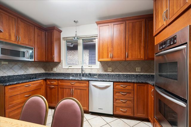 6520 N Fairfield Avenue, Chicago, IL 60645