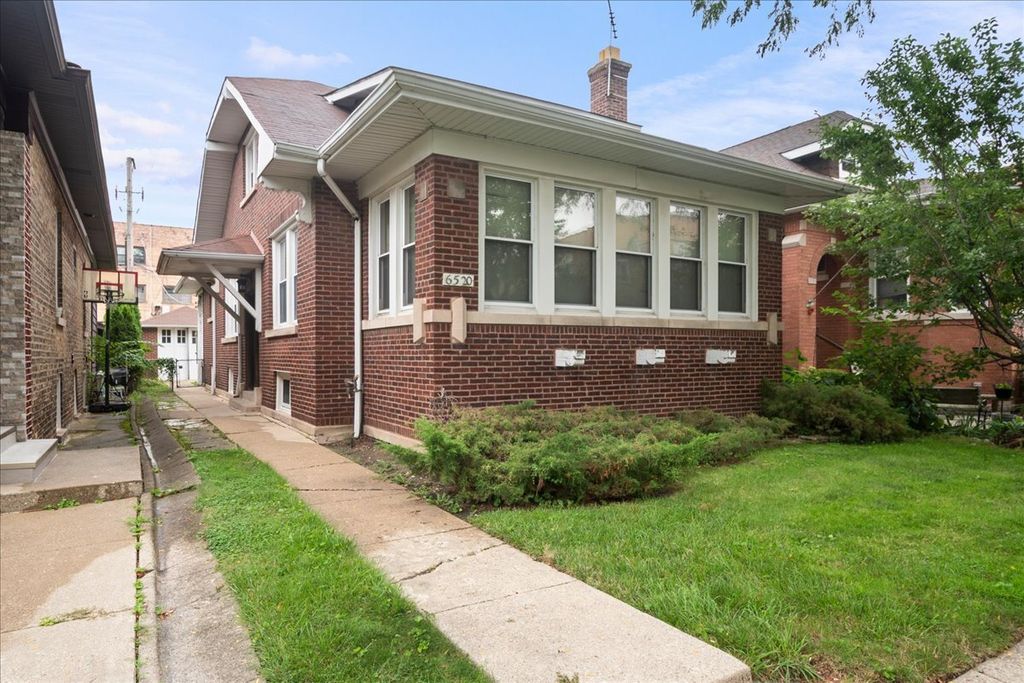 6520 N Fairfield Avenue, Chicago, IL 60645