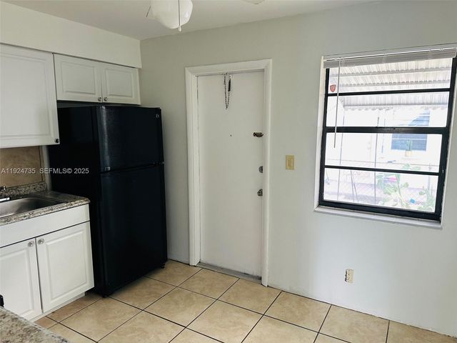 521 SW 9th St 1, Hallandale Beach, FL 33009