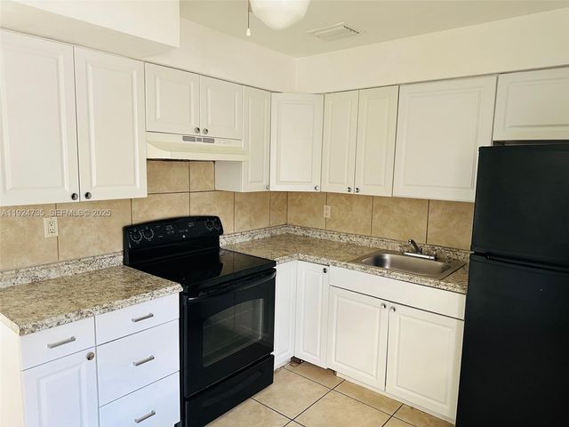 521 SW 9th St 1, Hallandale Beach, FL 33009