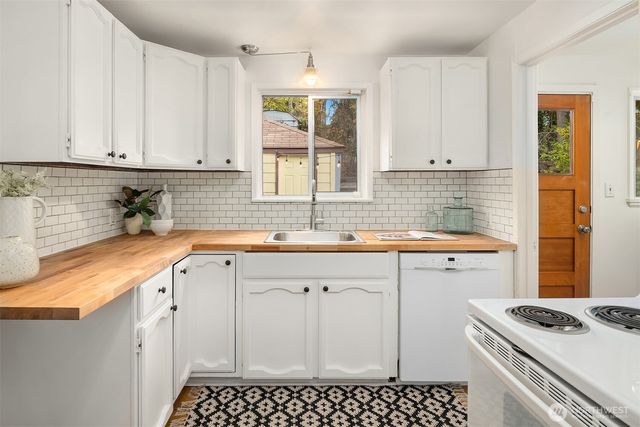 9202 14th Avenue SW, Seattle, WA 98106