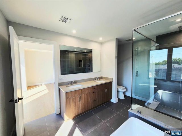 237 Grantwood Boulevard B, Palisades Park, NJ 07650