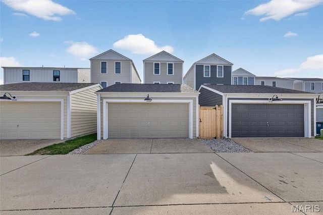 3136 Pirogue Way, St Charles, MO 63301