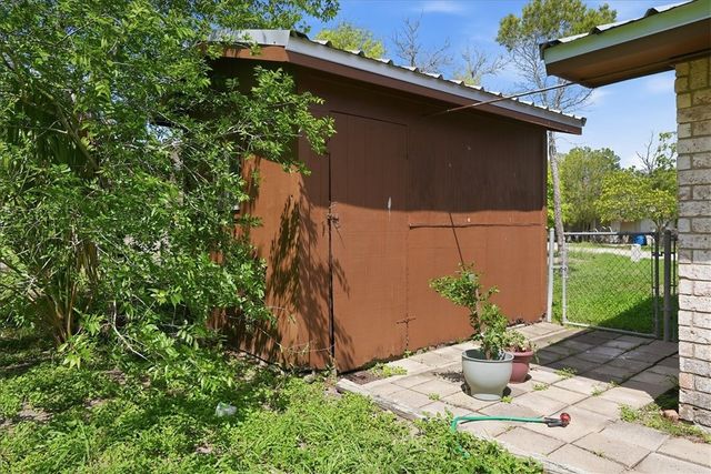 1307 Amy St, George West, TX 78022