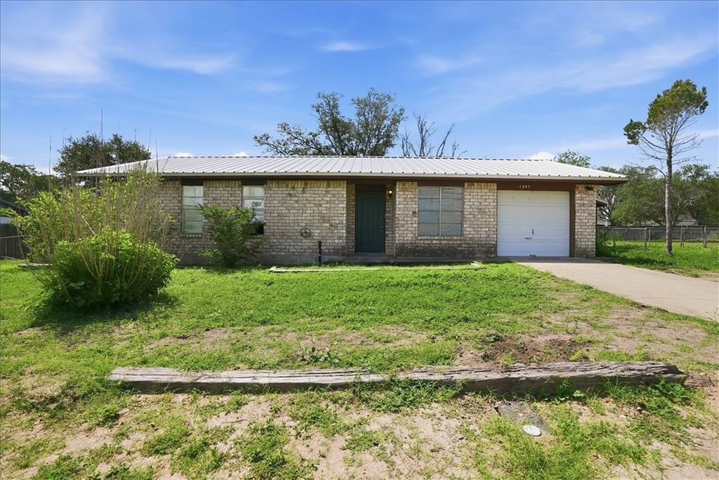 1307 Amy St, George West, TX 78022