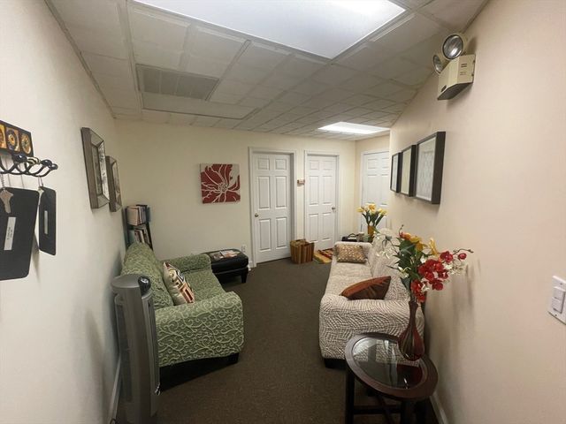 33 Bedford 19B, Lexington, MA 02420