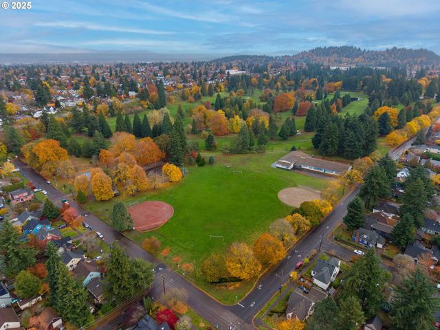 5715 Ne SACRAMENTO St 11, Portland, OR 97213