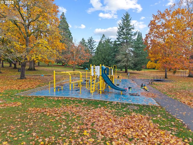 5715 Ne SACRAMENTO St 11, Portland, OR 97213