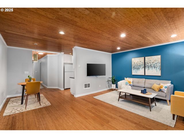 5715 Ne SACRAMENTO St 11, Portland, OR 97213