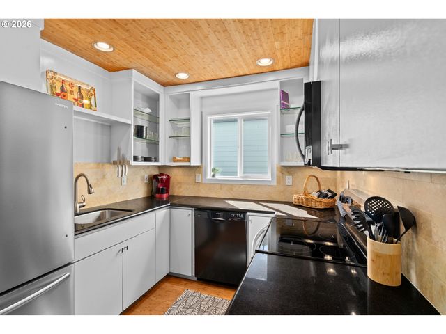 5715 Ne SACRAMENTO St 11, Portland, OR 97213