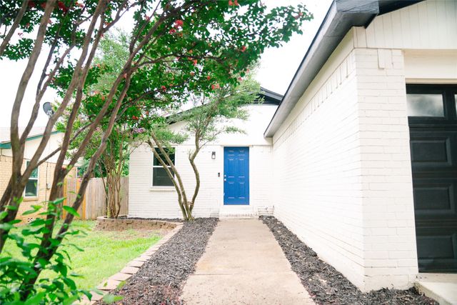808 Hollow Creek Road, Burleson, TX 76028