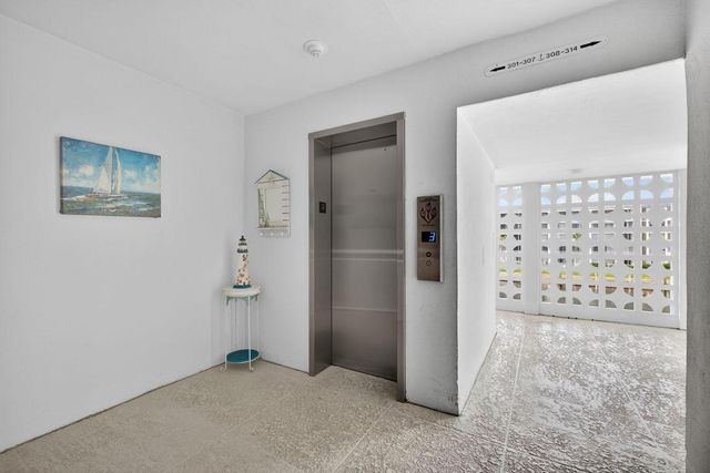 111 Shore Court 301, North Palm Beach, FL 33408