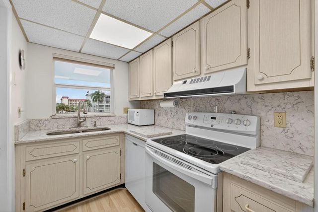 111 Shore Court 301, North Palm Beach, FL 33408