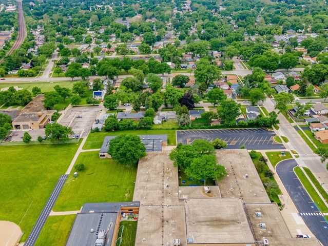 405 N Iowa Avenue, Villa Park, IL 60181