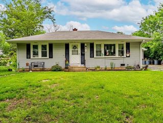 405 N Iowa Avenue, Villa Park, IL 60181