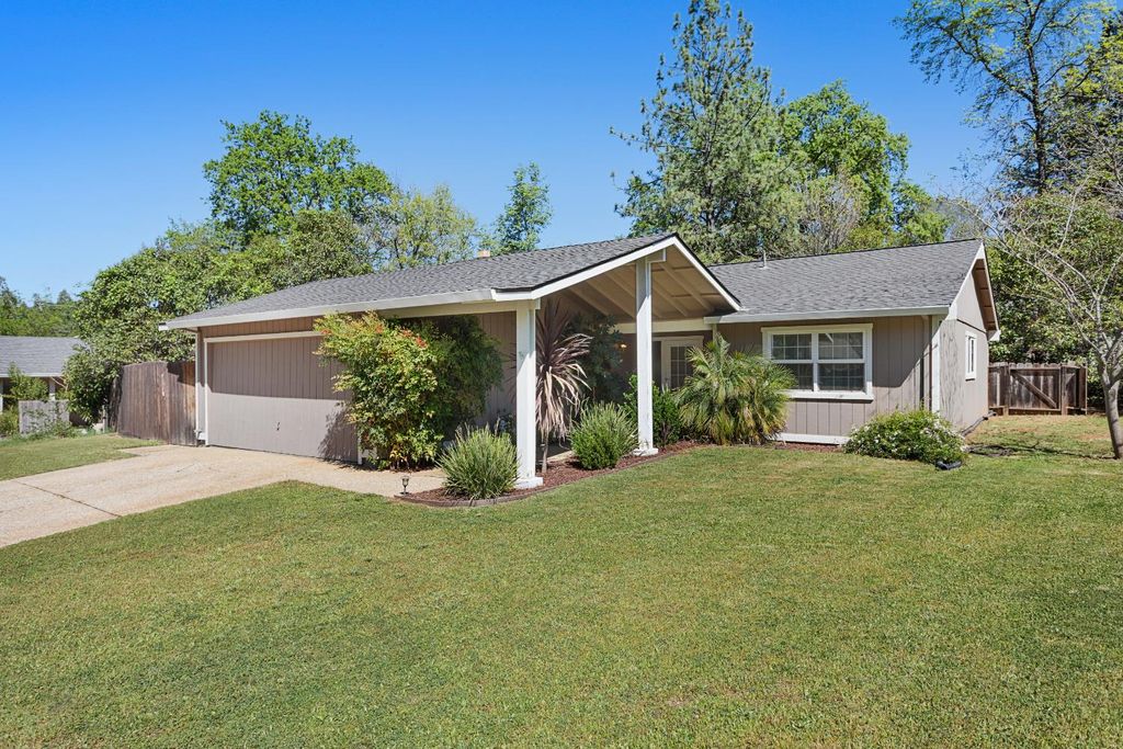 1038 Mikkelsen Dr, Auburn, CA 95603