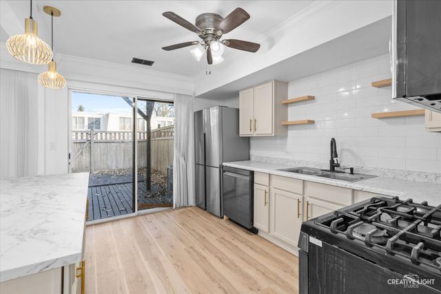 34W657 W Elm Court C, St. Charles, IL 60174