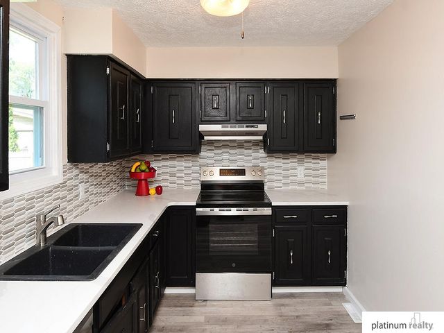 9635 Maple Street, Omaha, NE 68134