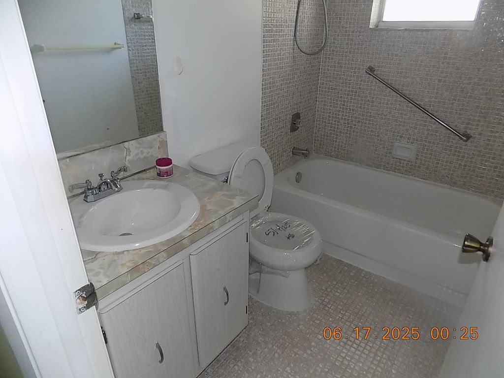 Image 10 of property listing at 469 Normandy J, Delray Beach, FL 33484